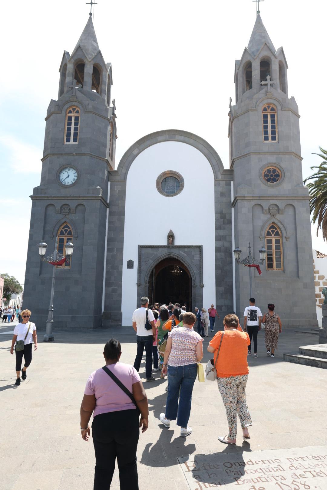 Telde arropa a la Virgen del Pino: devoción y tradición en imágenes