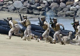 El Ejército de Tierra simuló una operación militar en la arena de la playa de Las Alcaravaneras, en la capital grancanaria.
