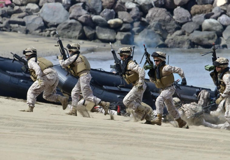 El Ejército de Tierra simuló una operación militar en la arena de la playa de Las Alcaravaneras, en la capital grancanaria.
