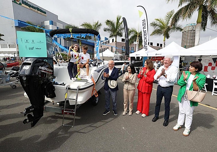 Sarah y Asier fueron los encargados de tocar la campana que inauguró Fimar 2025.