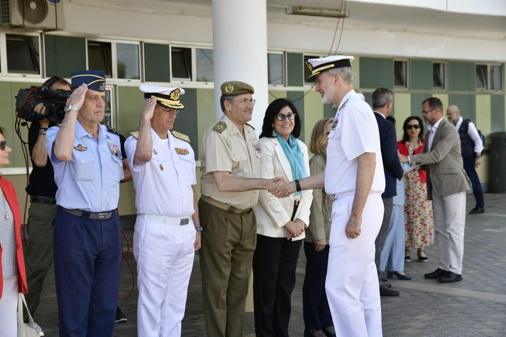 Uniformes y trajes de gala: Día de Las Fuerzas Armadas en Las Palmas de Gran Canaria