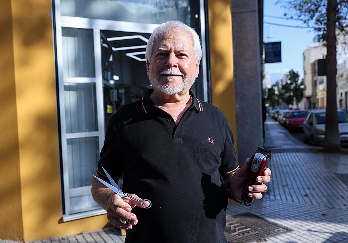 Juan de la Fe posa con sus herramientas de trabajo en la puerta de los Hermanos de la Fe en la calle Aguadulce.
