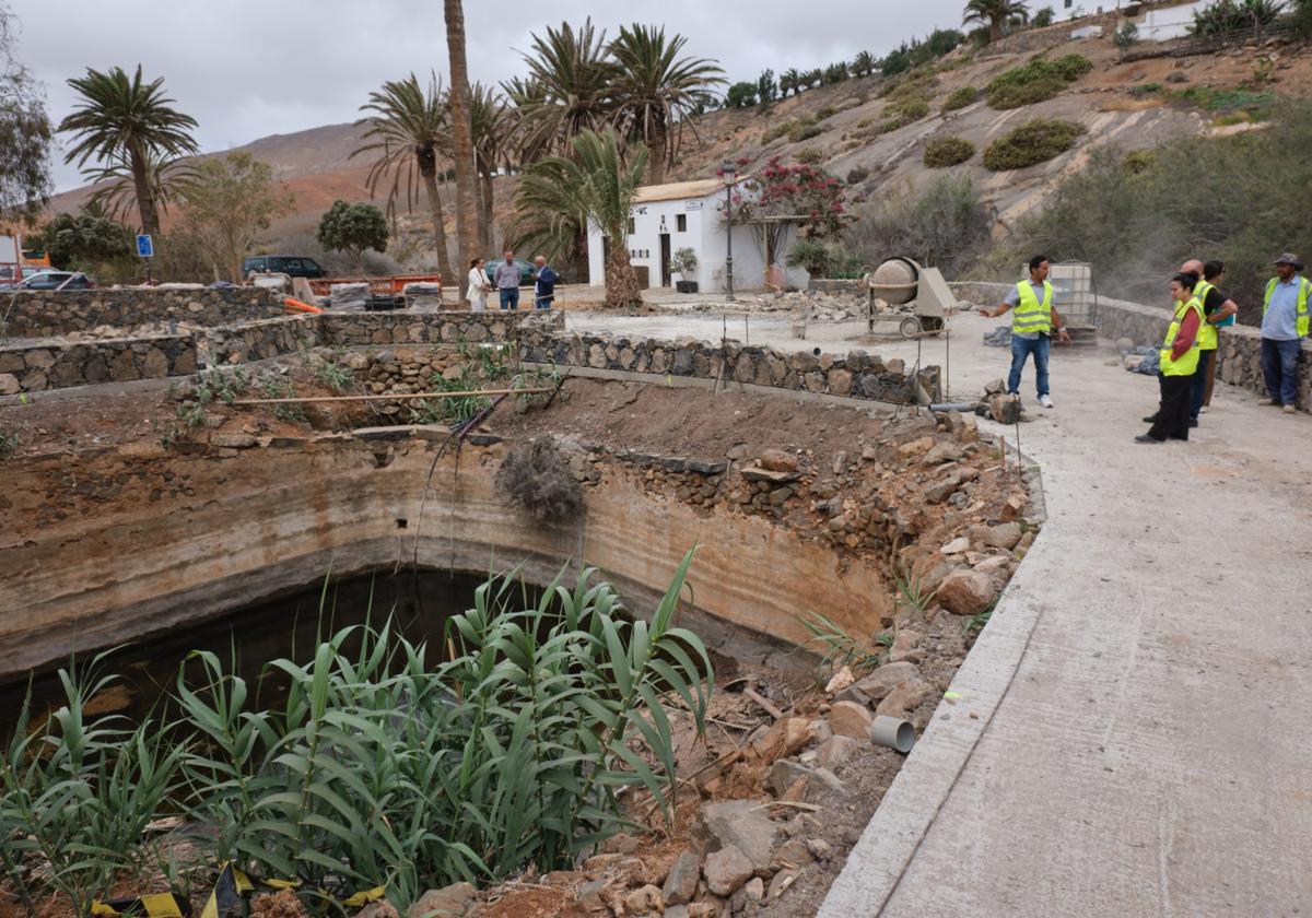 Trabajos en la alberca, en el camino de acceso al casco histórico de Betancuria.
