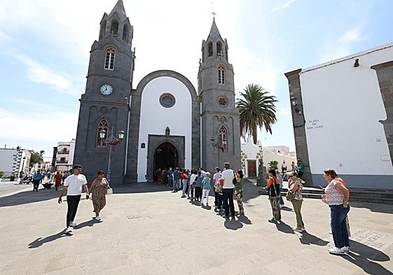 Miles de personas han acudido a la Basílica de San Juan Bautista de Telde para ver a la Virgen del Pino junto al Santo Cristo.