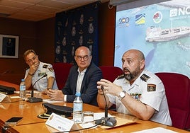 El delegado del Gobierno en Canarias, Anselmo Pestana (c); el jefe superior de Policía en las islas, Jesús María Gómez (i); y el jefe de la Brigada Central de Estupefacientes (UDYCO), Antonio Martínez (d), en rueda de prensa.