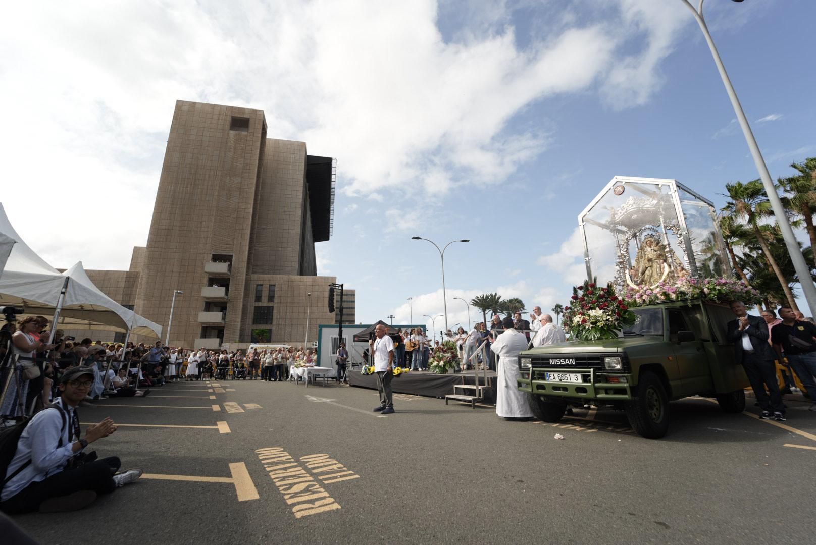 Las imágenes de la emotiva visita de la Virgen del Pino a los enfermos