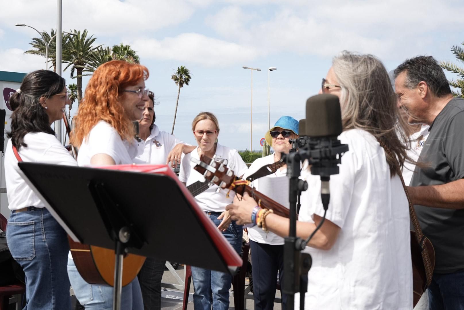 Las imágenes de la emotiva visita de la Virgen del Pino a los enfermos