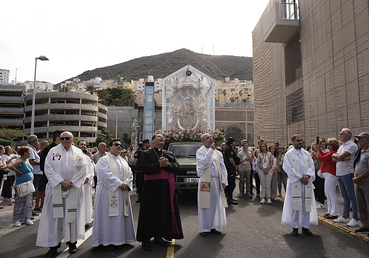 Las imágenes de la emotiva visita de la Virgen del Pino a los enfermos