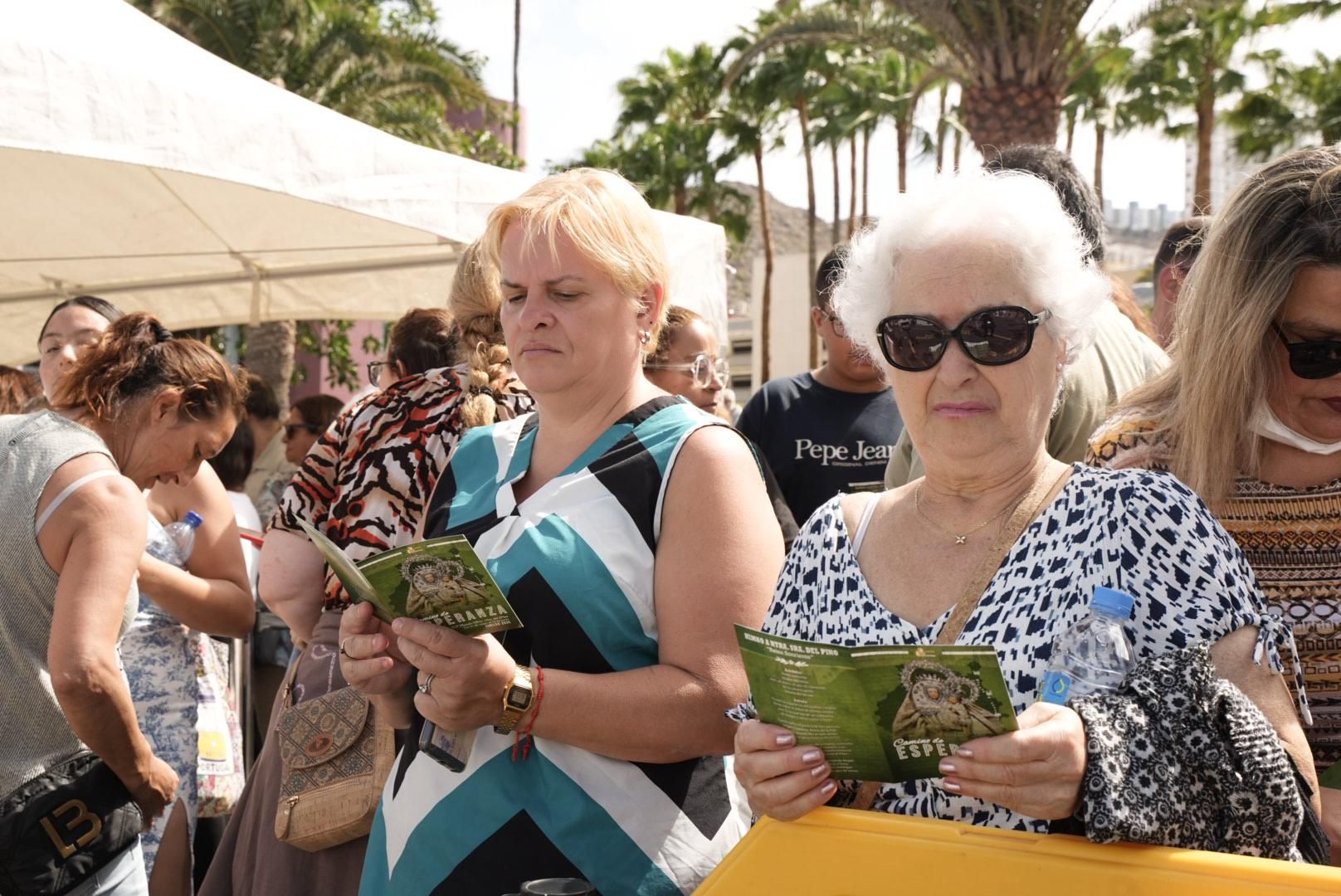 Las imágenes de la emotiva visita de la Virgen del Pino a los enfermos