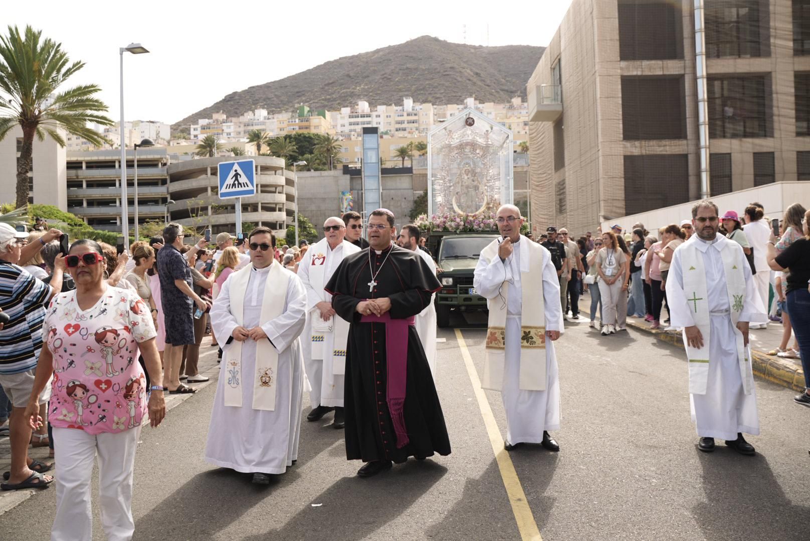 Las imágenes de la emotiva visita de la Virgen del Pino a los enfermos