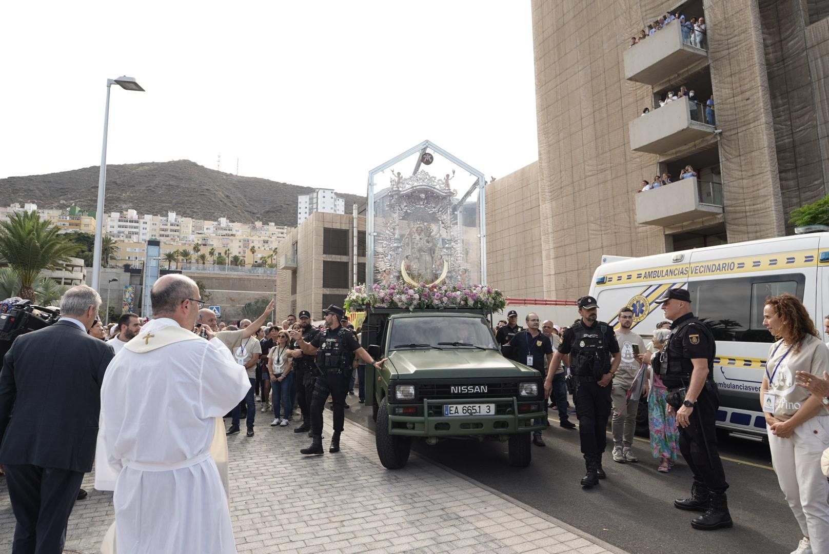 Las imágenes de la emotiva visita de la Virgen del Pino a los enfermos