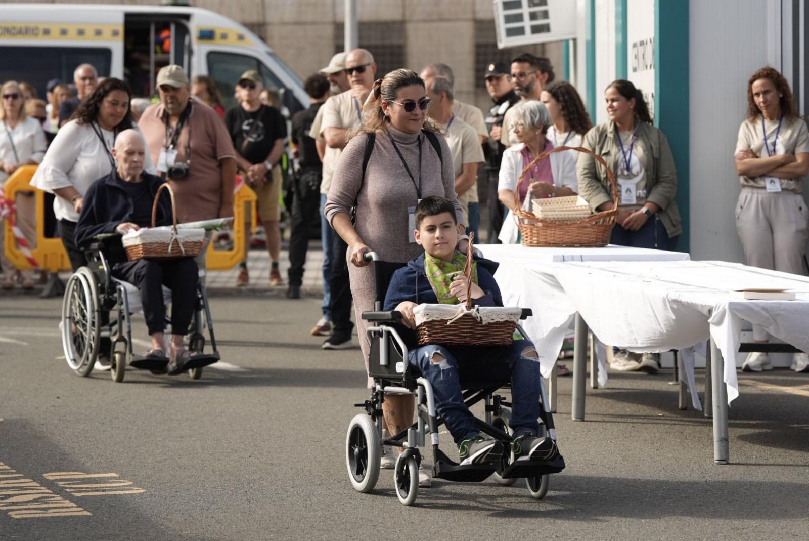 Las imágenes de la emotiva visita de la Virgen del Pino a los enfermos