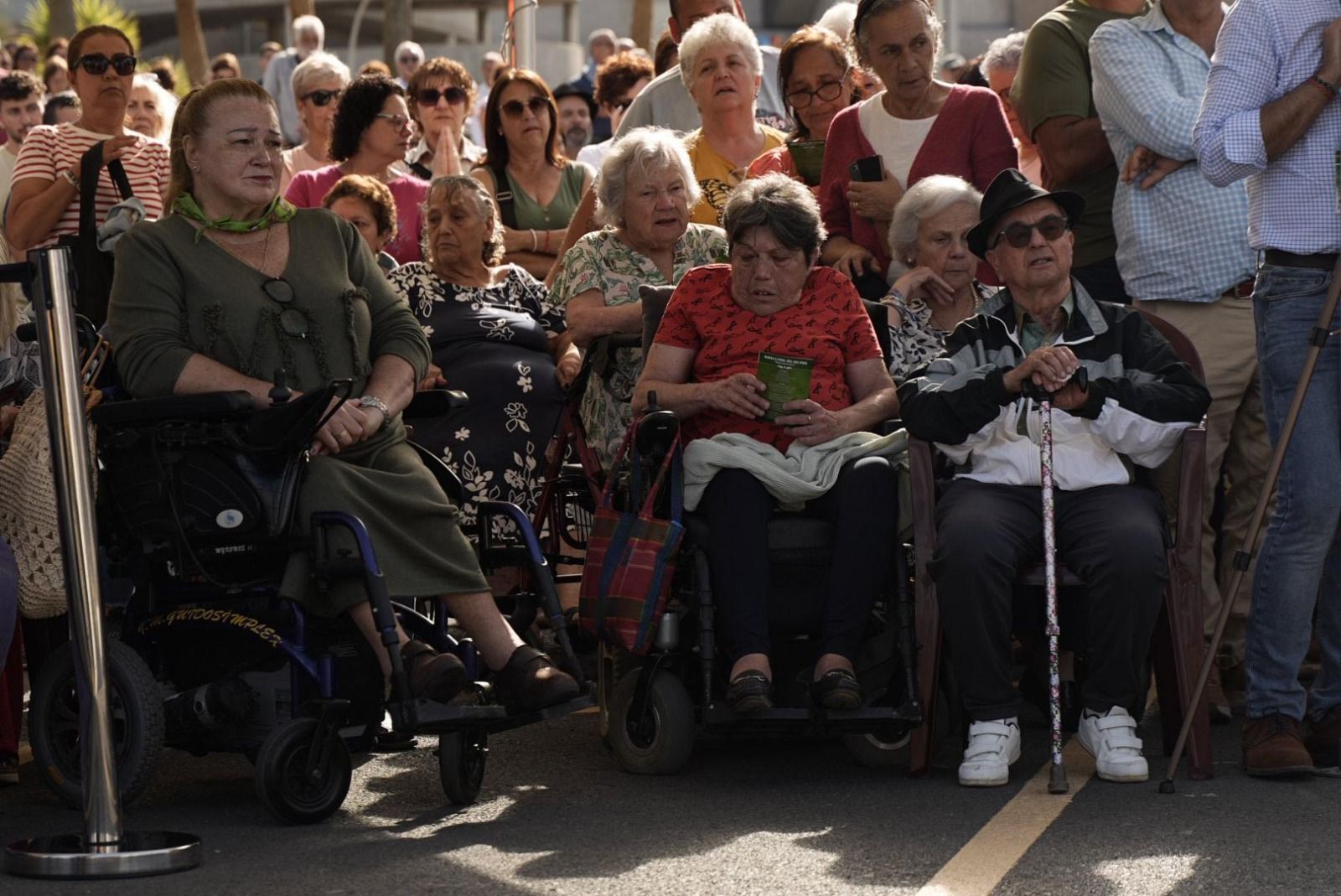 Las imágenes de la emotiva visita de la Virgen del Pino a los enfermos