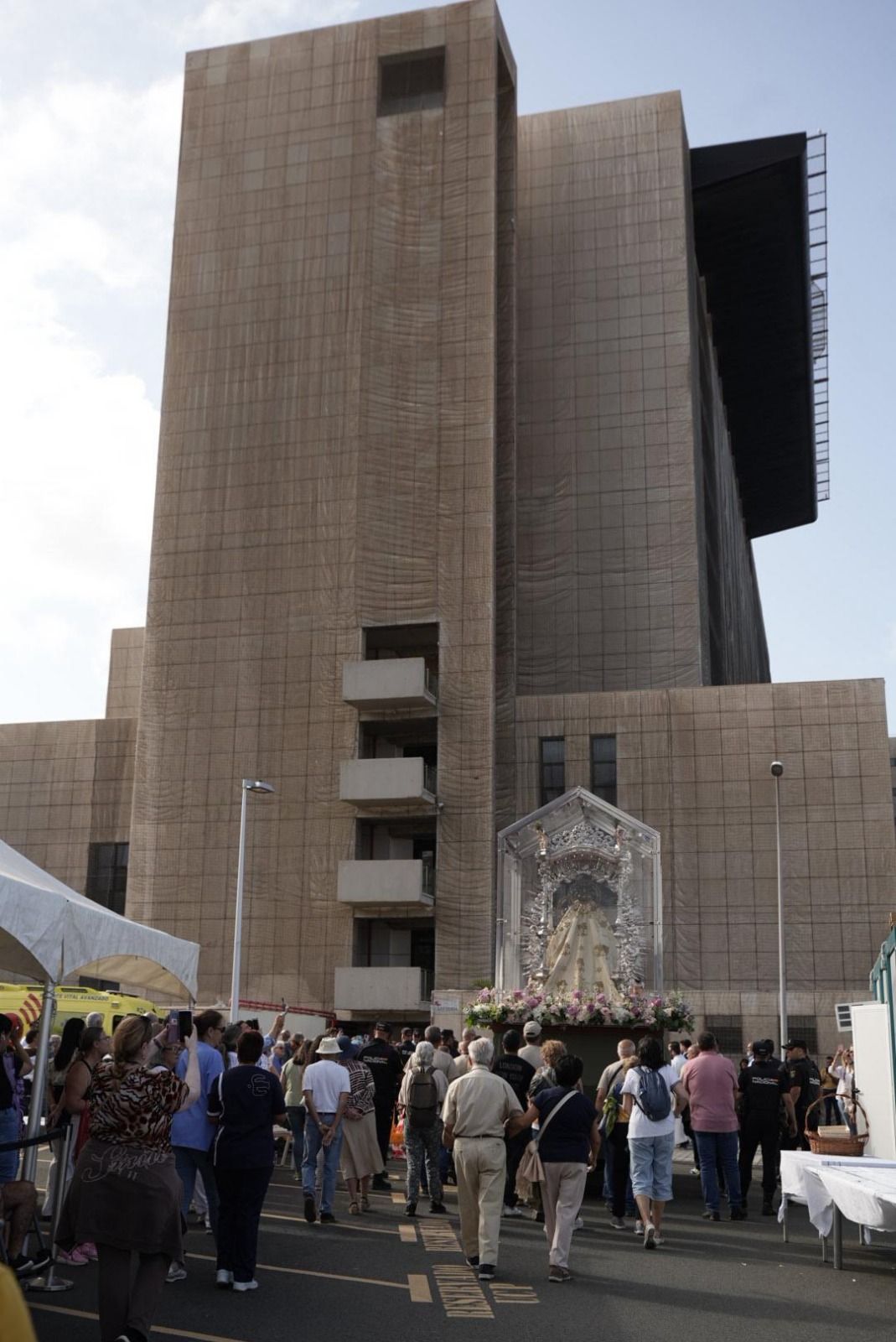 Las imágenes de la emotiva visita de la Virgen del Pino a los enfermos