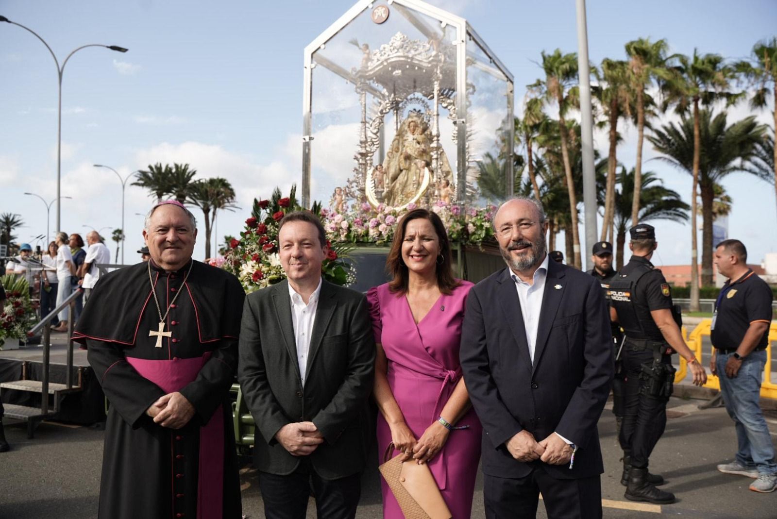 Las imágenes de la emotiva visita de la Virgen del Pino a los enfermos