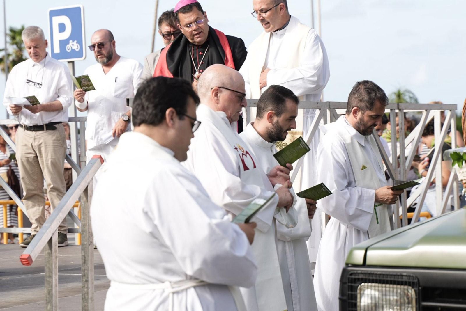Las imágenes de la emotiva visita de la Virgen del Pino a los enfermos