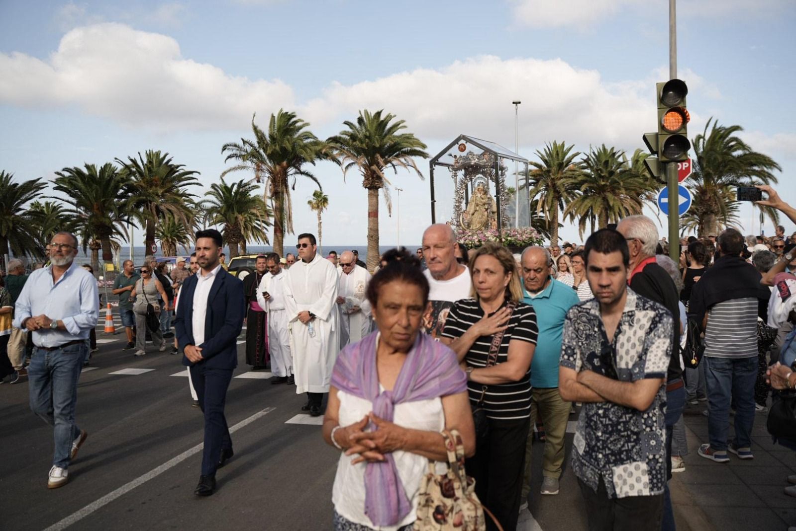 Las imágenes de la emotiva visita de la Virgen del Pino a los enfermos