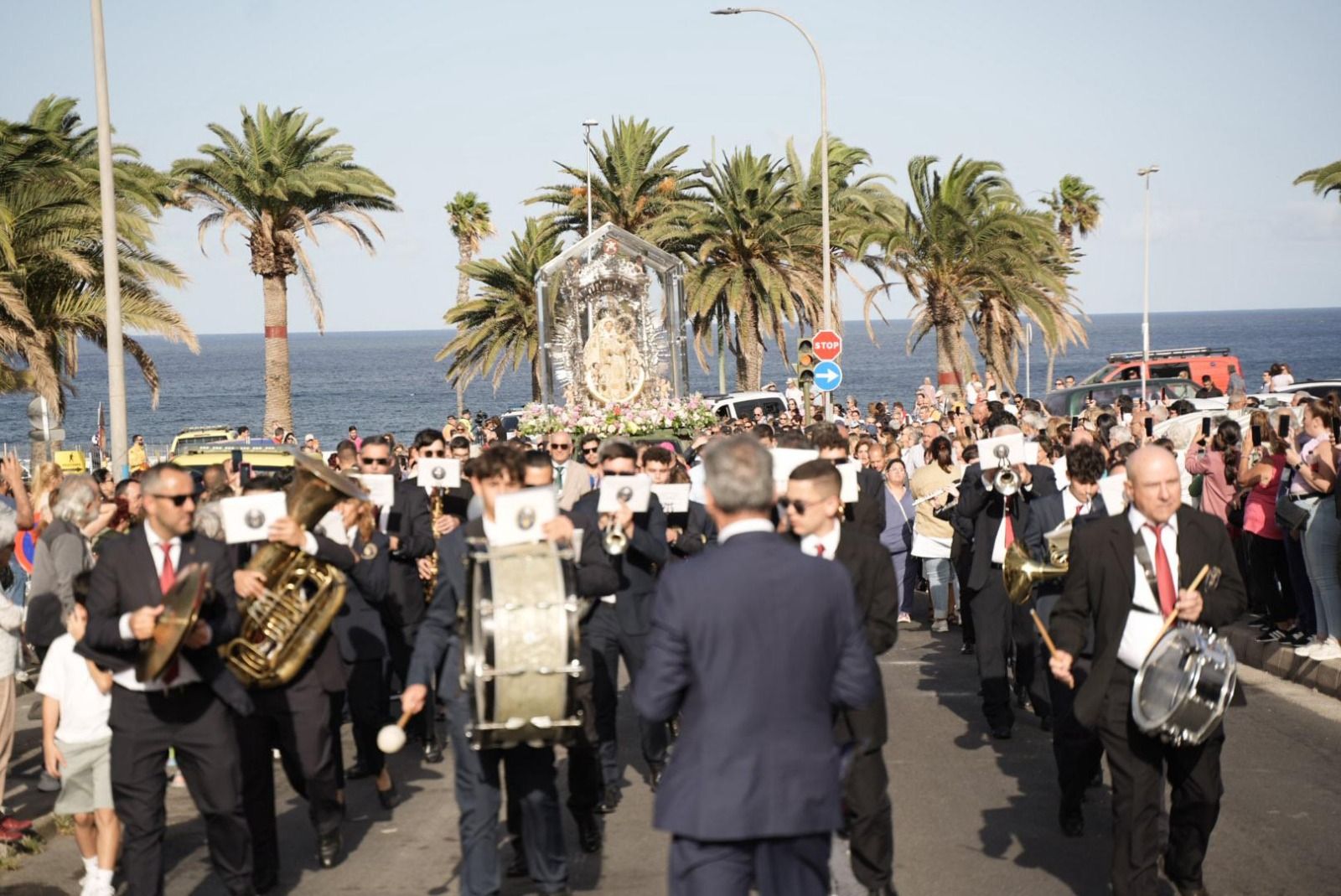 Las imágenes de la emotiva visita de la Virgen del Pino a los enfermos