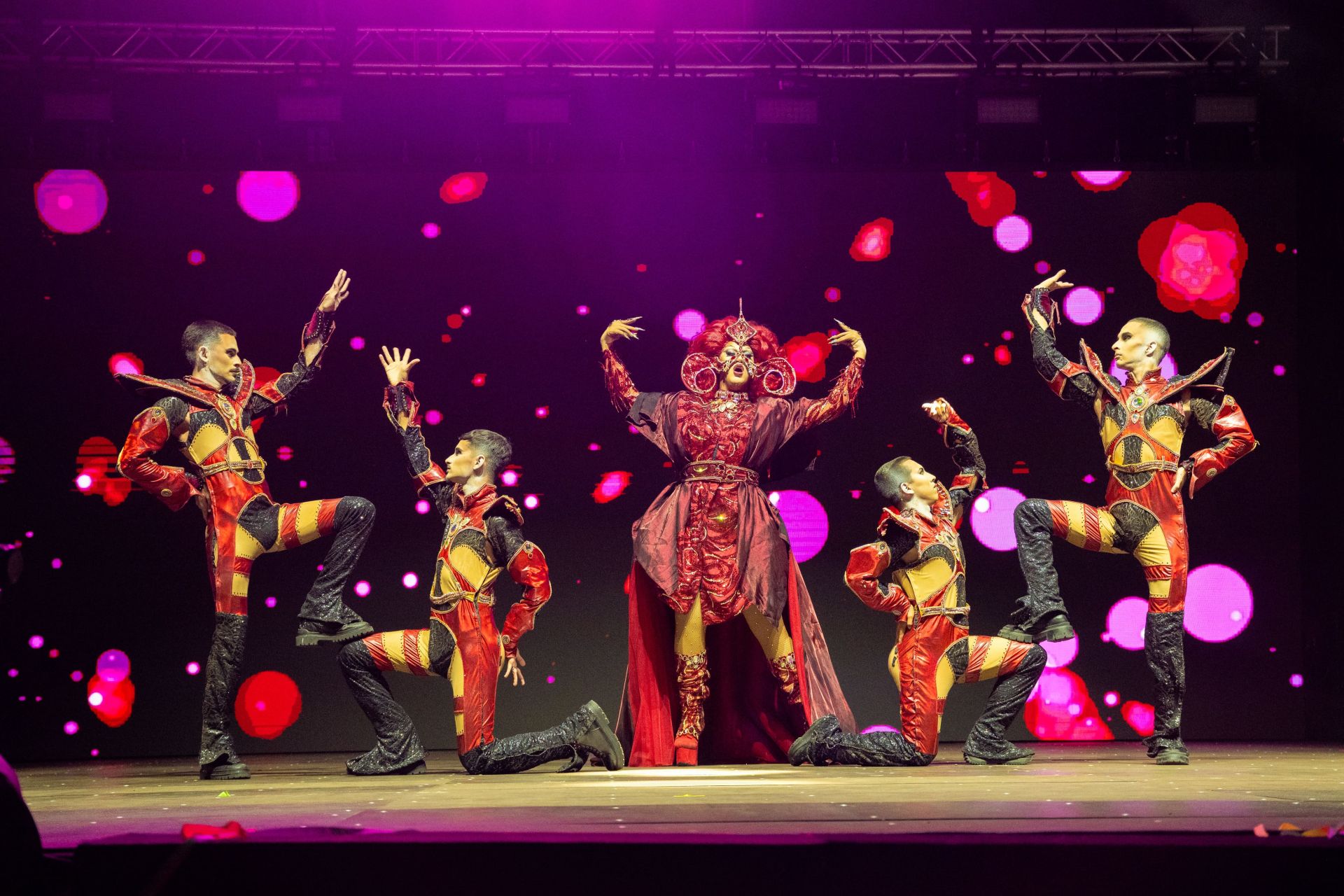 Imagen secundaria 2 - Charlie Draga en la foto superior y Drag La Tacones (i) y Drag Ada Luxury.