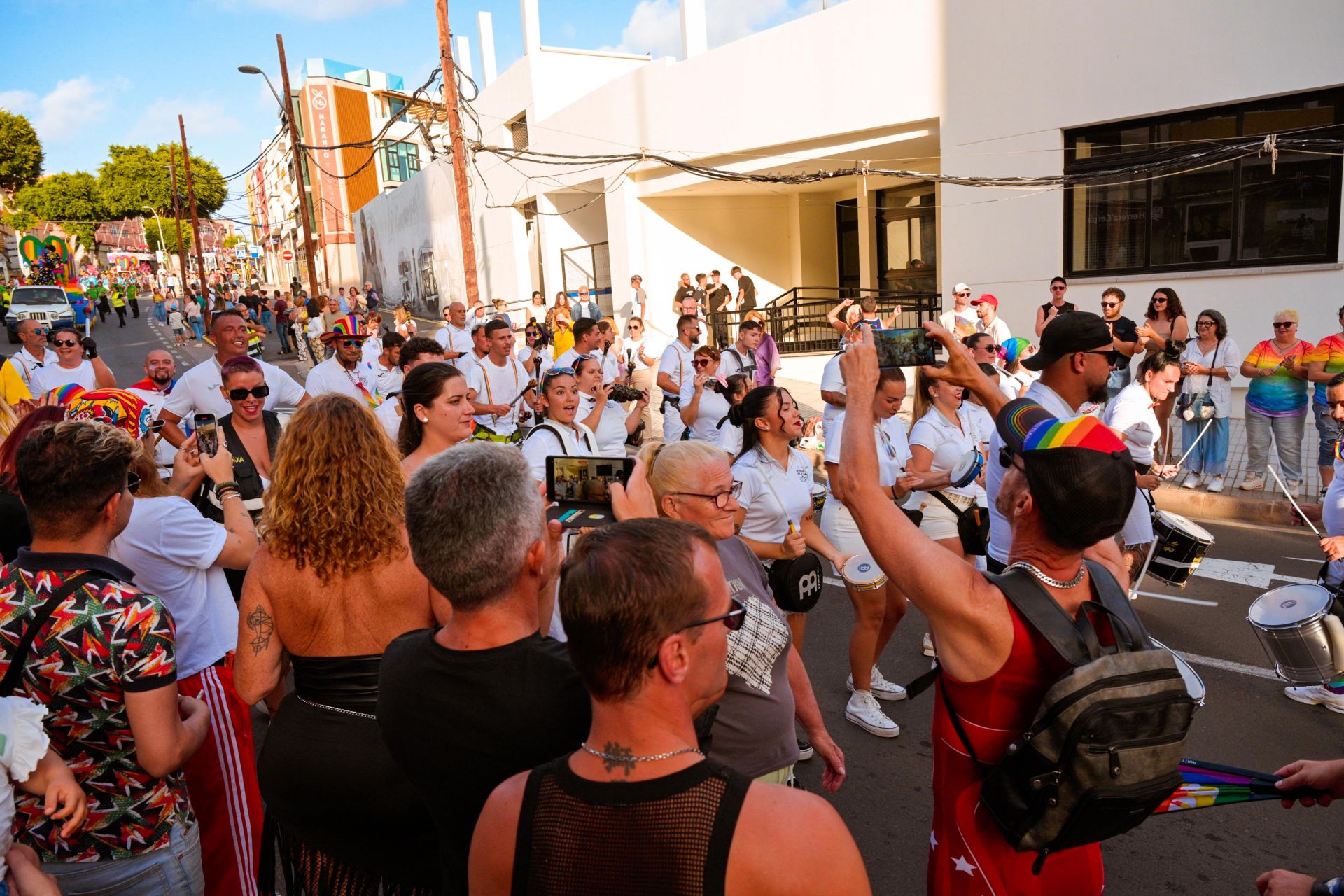 Imagen principal - Orgullo y color en la cabalgata del Gáldar Pride 2025