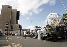 Imagen de la Virgen del Pino visitando a los enfermos del Hospital Insular-Materno Infantil.
