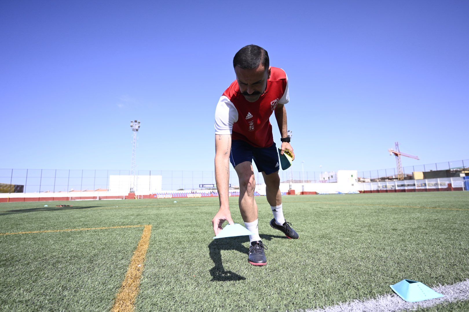 Imagen principal - Distintos momentos del partido entre el San Fernando y el Tamaraceite.