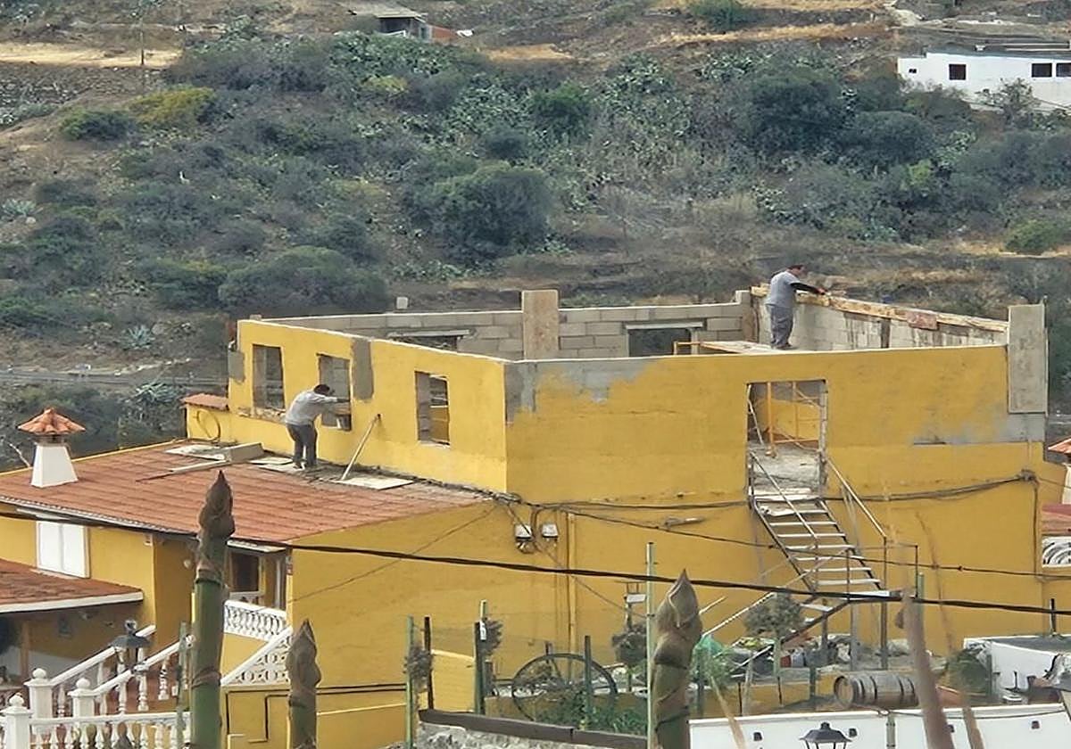 Imagen incluida en el reportaje fotográfico que incluye el acta de denuncia de la Policía Local.