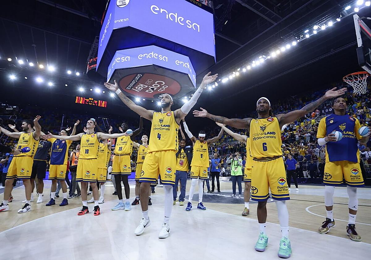 Los jugadores del Dreamland Gran Canaria celebran la victoria contra el Valencia Basket en la Copa del Rey.