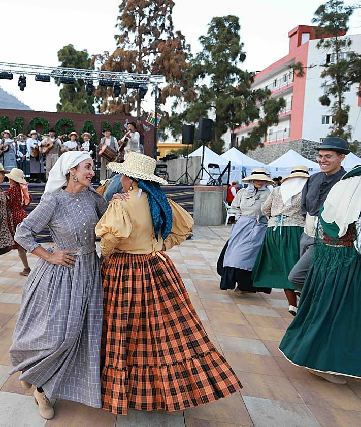 Imagen secundaria 2 - Carretas, milhojas y tradición en la romería-ofrenda de San Antonio &#039;El Chico&#039;