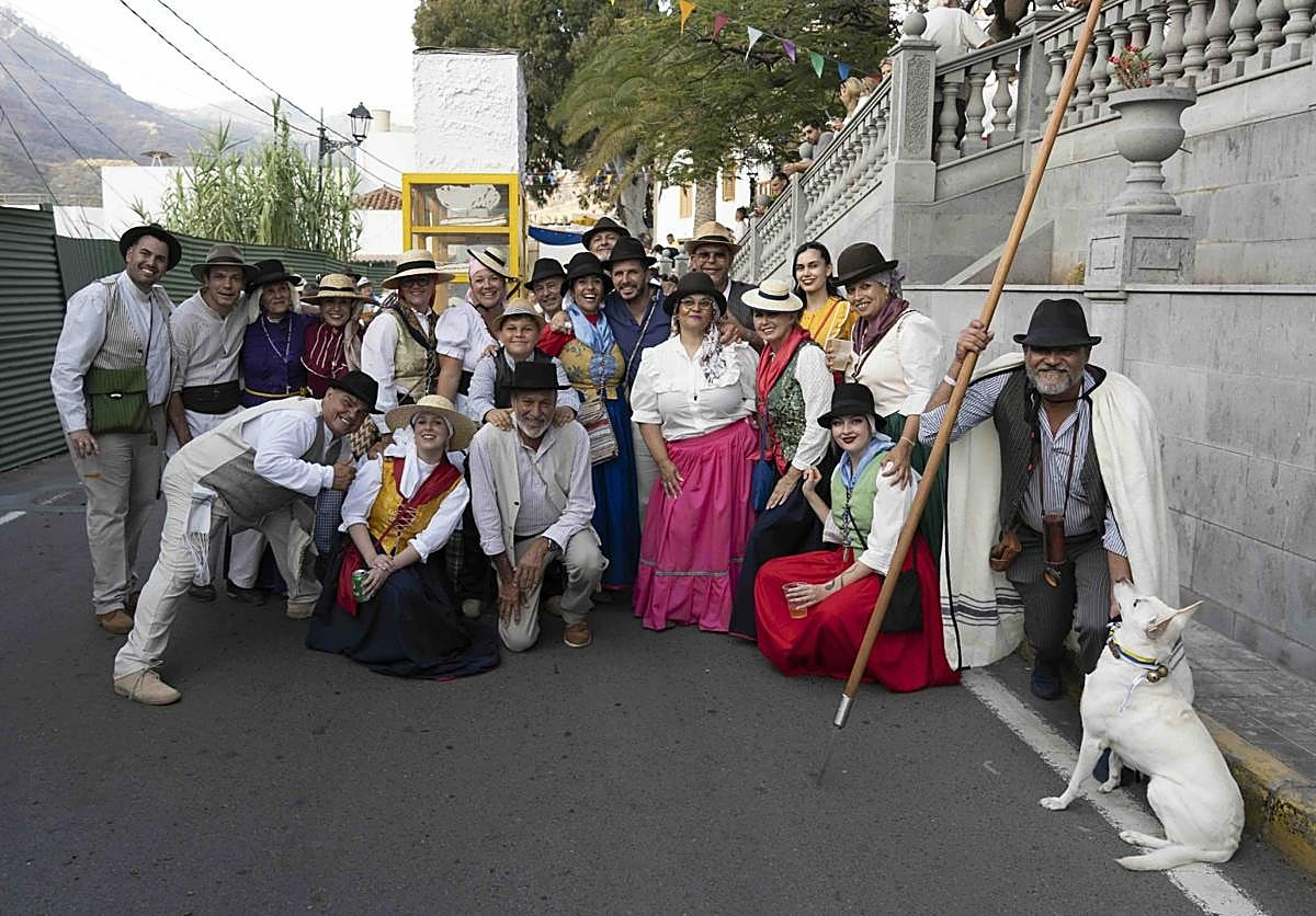 Imagen principal - Carretas, milhojas y tradición en la romería-ofrenda de San Antonio &#039;El Chico&#039;
