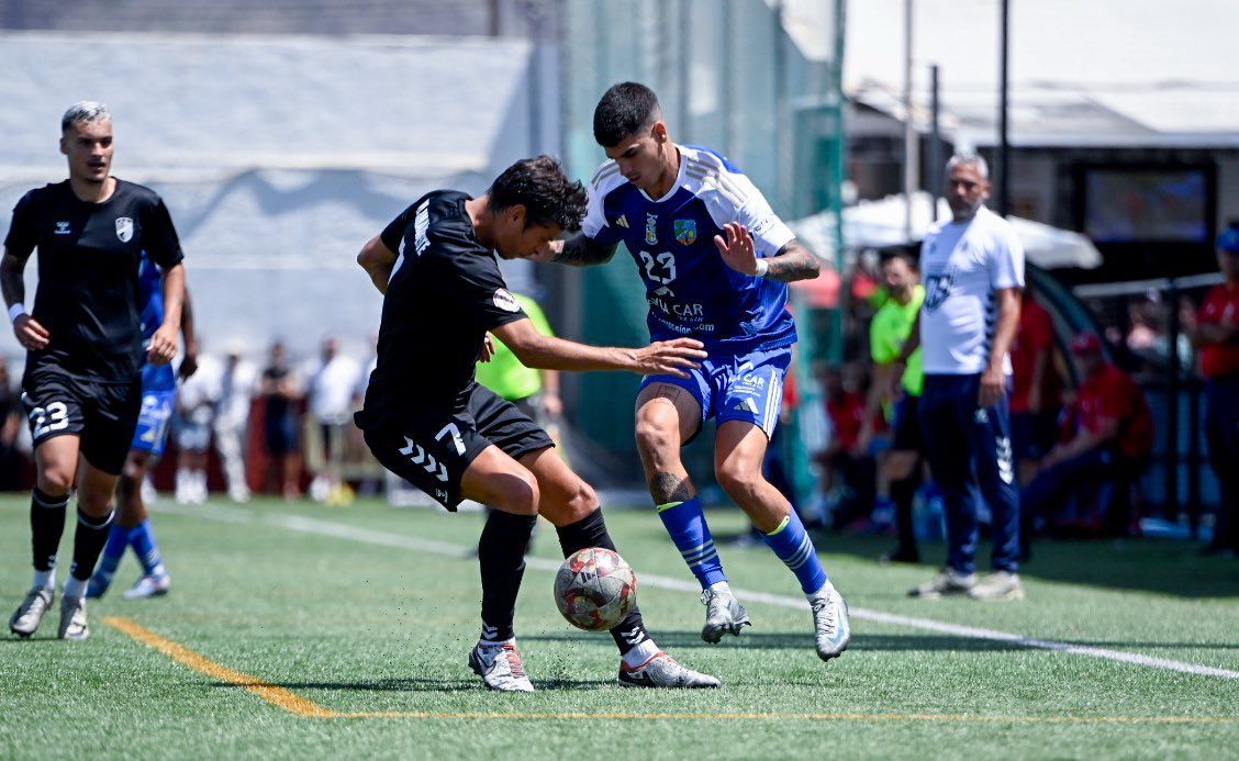 Imagen secundaria 2 - Distintos momentos del partido entre el San Fernando y el Tamaraceite.