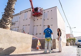 Un momento de la visita a las obras de rehabilitación.