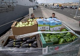 La fragata Blas de Lezo se aprovisiona con productos del campo canario antes de comenzar sus maniobras cerca de las islas.