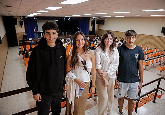 De izquierda a derecha, Diego Torres, Alba Casares, Noemí Marrero y Sebastián Torres, estudiantes del Bachibac.