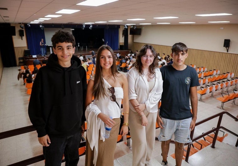 De izquierda a derecha, Diego Torres, Alba Casares, Noemí Marrero y Sebastián Torres, estudiantes del Bachibac.