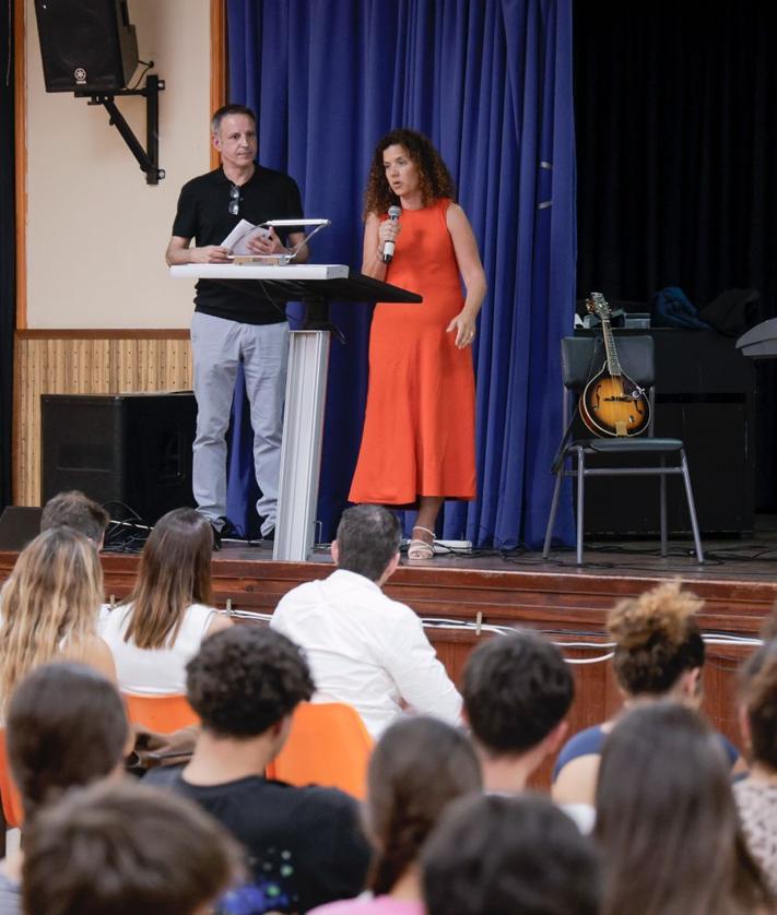 Imagen secundaria 2 - En la imagen superior, la obertura del acto. En la inferior izquierda, estudiantes del bachibac y, en la derecha, Vicente Ramírez (i) y Cristina Álvarez.