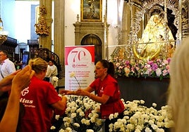 Integrantes de Cáritas junto a la Virgen del Pino.