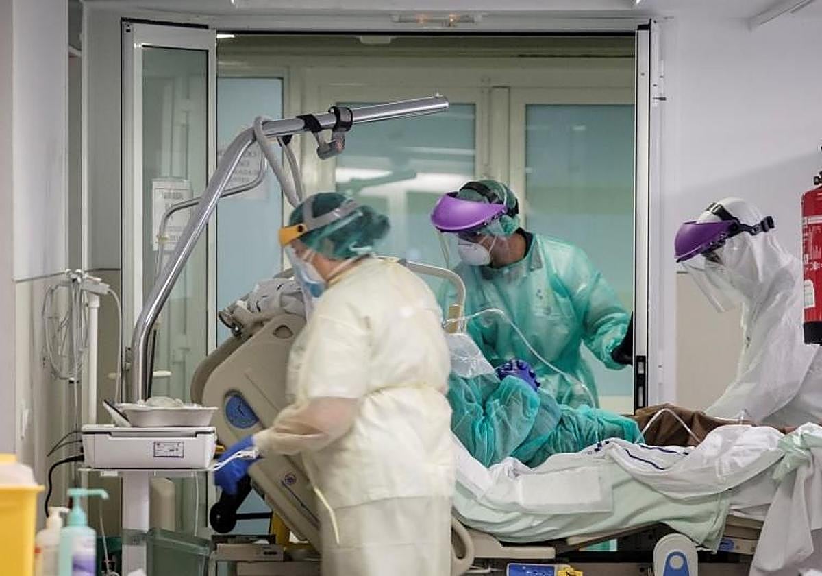 Imagen de archivo de personal sanitario en la planta covid del hospital Materno Infantil de Gran Canaria.