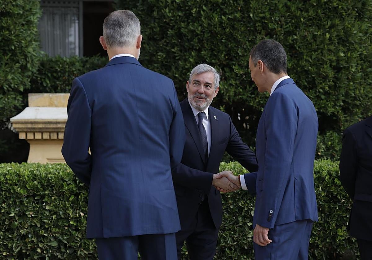 El presidente de Canarias, Fernando Clavijo, saludando al presidente del Gobierno de España, Pedro Sánchez, y al rey felipe VI, al inicio de la Conferencia de Presidentes celebrada el pasado viernes.