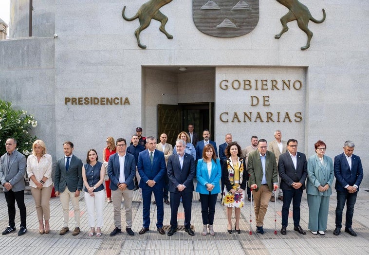 Imagen del minuto de silencio en el recinto del Gobierno de Canarias.
