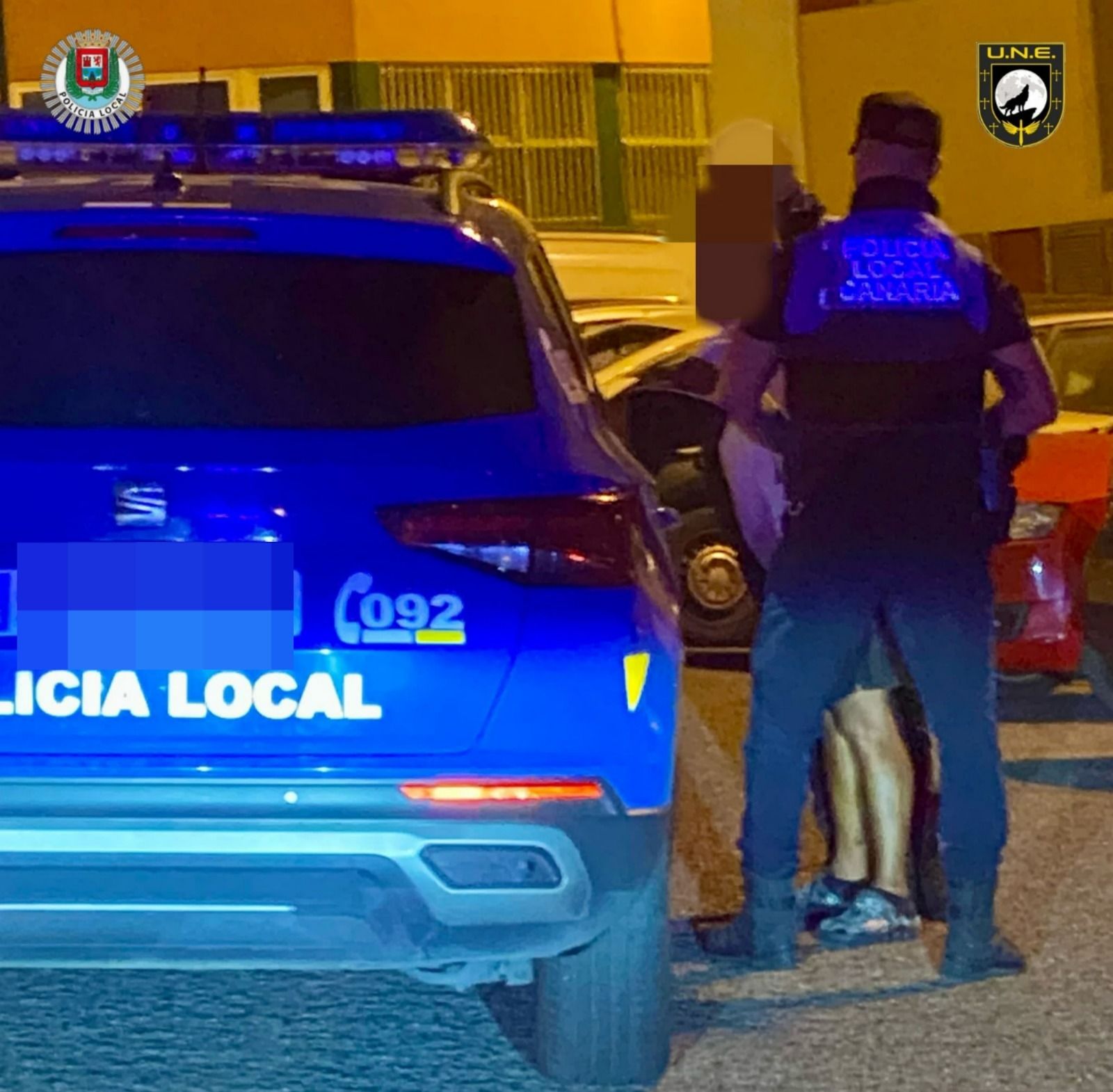 Imagen del momento de la detención este domingo por la noche en el barrio de Escaleritas, en Las Palmas de Gran Canaria.