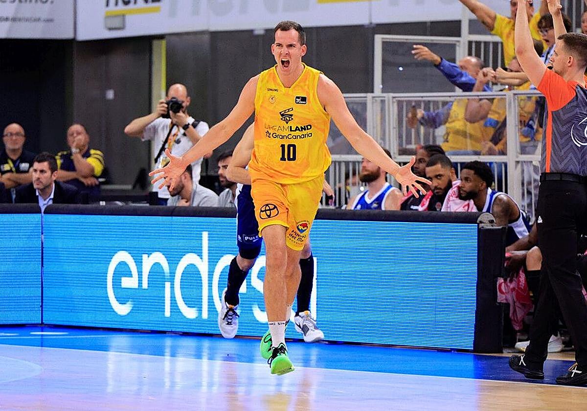 El alero catalán del Dreamland Gran Canaria, Miquel Salvó, celebra un triple convertido ante el Valencia el duelo de Playoff en el Gran Canaria Arena.