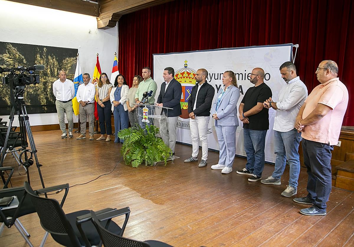 Explicaciones del alcalde, con ediles del gobierno de Yaiza y buena parte de la oposición.