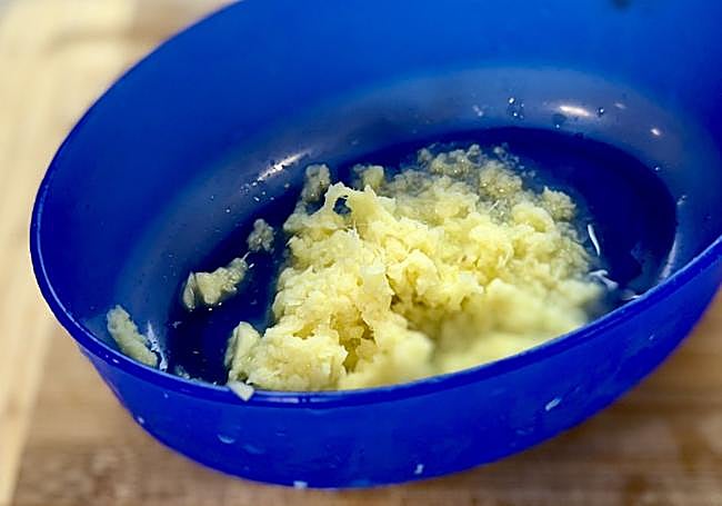 Pelamos y rallamos el jengibre