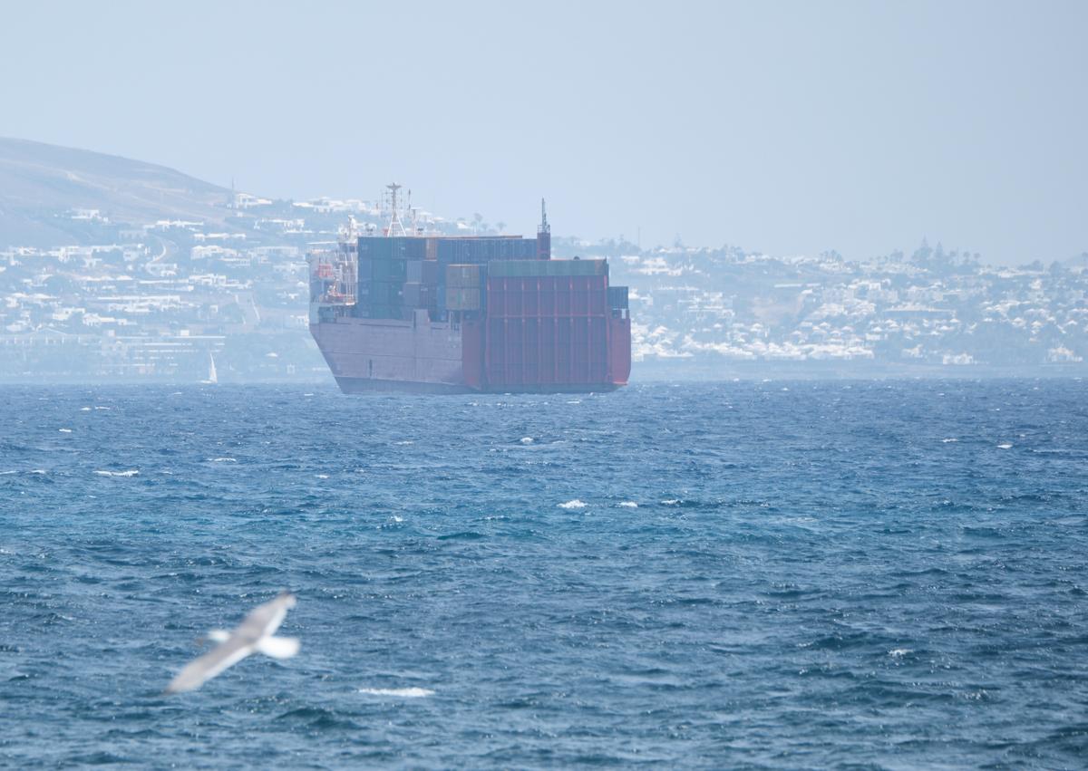 Imagen secundaria 1 - El &#039;Canarias Express&#039; logra atracar en el puerto de Arrecife, asistido por el remolcador Achaman, tras quedarse tres horas a la deriva