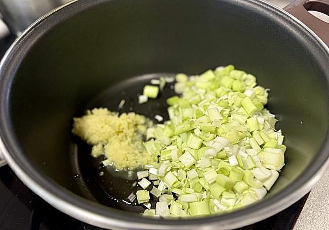 Salteamos el puerros y el jengibre