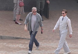 El director Robert Zemeckis, junto al actor Brad Pitt, en el rodaje de 'Aliados' en Gran Canaria.