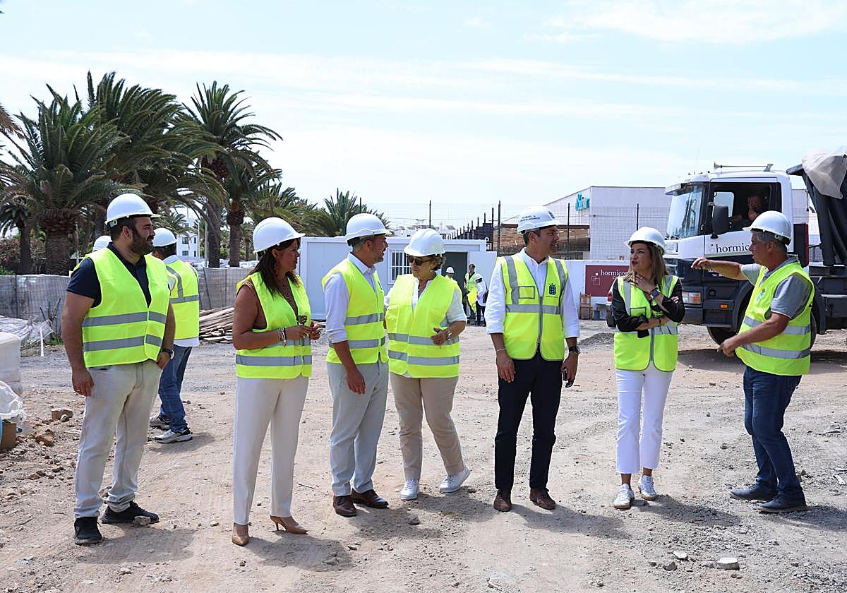 Autoridades en la parada preferente de Costa Teguise en obras.