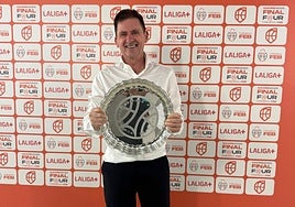 El director deportivo grancanario del Real Betis, Armando Guerrero, posa con el trofeo de campeón de la Final a Cuatro de ascenso a la Liga ACB.