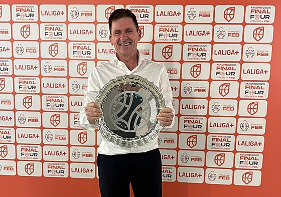 El director deportivo grancanario del Real Betis, Armando Guerrero, posa con el trofeo de campeón de la Final a Cuatro de ascenso a la Liga ACB.